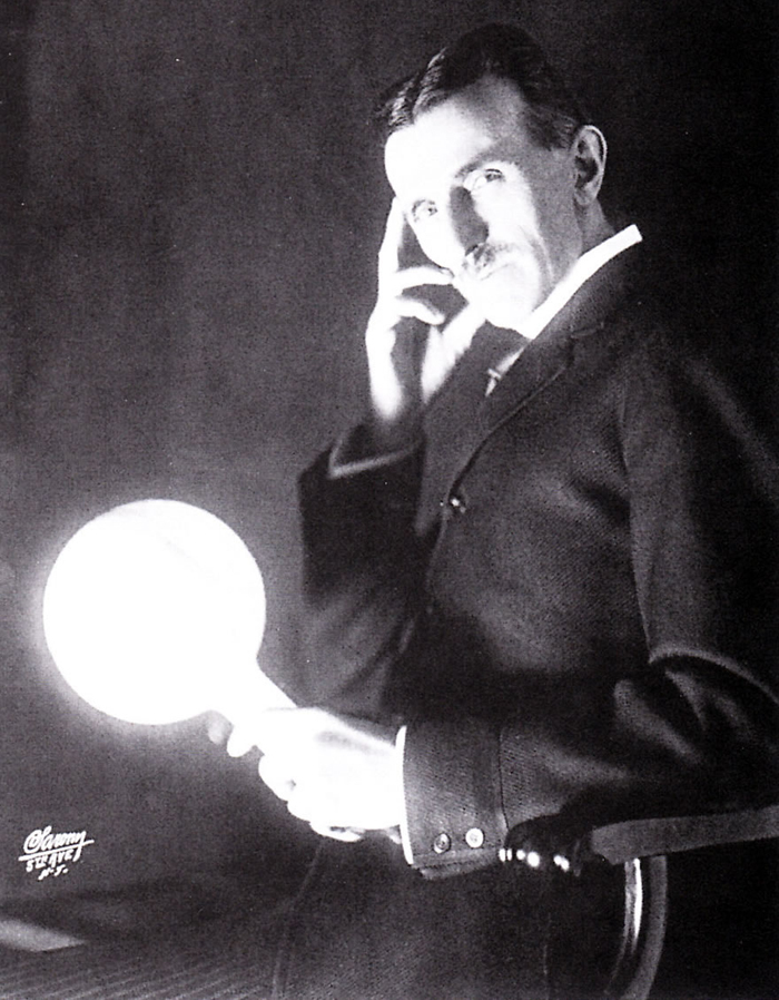 Imagem de Nikola Tesla segurando sua lâmpada de descarga ou fluorescente Imagem de Nikola Tesla segurando sua lâmpada de descarga ou fluorescente